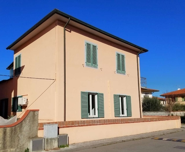 Casa indipendente con due unità e giardino, via Rospicciano, Ponsacco