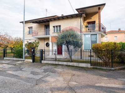 Casa indipendente in Via Golgi, Mantova, 7 locali, 3 bagni, con box