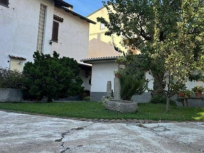 MORTARA CITTA': VILLA LIBERA SU QUATTRO LATI CON G