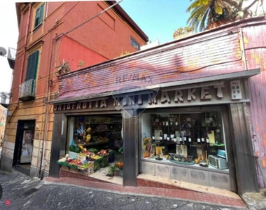 Negozio/Locale commerciale in Vendita in Via Arco Mirelli 31 a Napoli