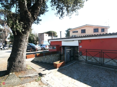 Negozio/Locale commerciale in Vendita in Viale di Castel Porziano 308 a Roma