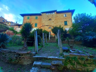 Palazzo a Pisa, 17 locali, 3 bagni, giardino privato, posto auto