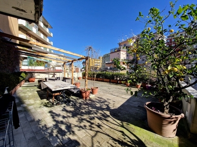 Quadrilocale in Piazza medaglie d'oro 39, Napoli, 2 bagni, 125 m²