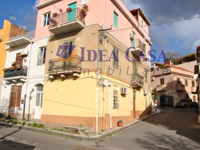 Quadrilocale in Via Volturno n° 8, Messina, 1 bagno, 93 m² in vendita