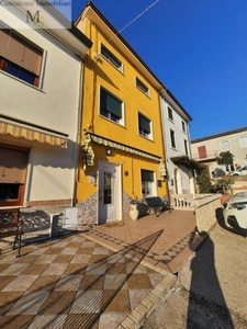 Rustico a Monteforte d'Alpone, 6 locali, 3 bagni, 197 m², multilivello