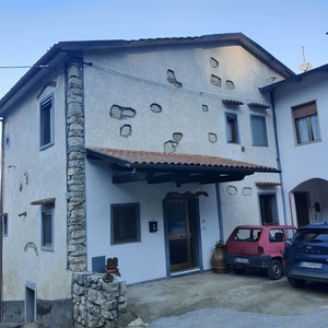 Rustico a Vaiano, 14 locali, 4 bagni, 341 m², riscaldamento autonomo