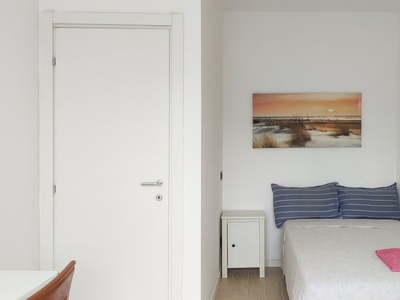 Stanze in affitto in un appartamento con 5 camere da letto a Milano