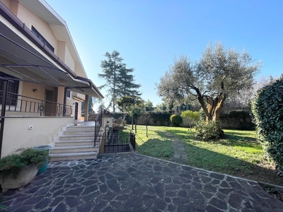 Villa a Roma in Via Cesare Bazzani, Villaggio Azzurro