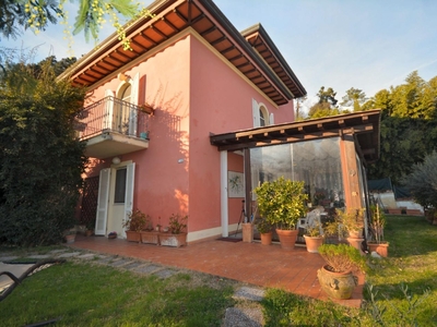 Villa a schiera a Lucca, 6 locali, 3 bagni, giardino privato, 180 m²