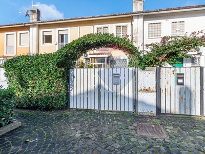 Villa a schiera in Via Marciano Di Eraclea, Roma, 4 locali, 2 bagni