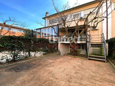 Villa a schiera in Viale Gorgia Di Leontini, Roma, 5 locali, 4 bagni