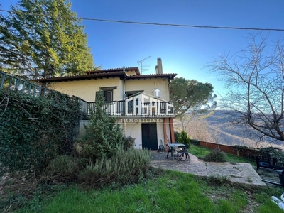 Villa a Vicchio, 9 locali, 3 bagni, posto auto, 250 m², ultimo piano