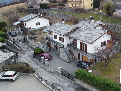 Villa bifamiliare in vendita a Aosta Arpuilles
