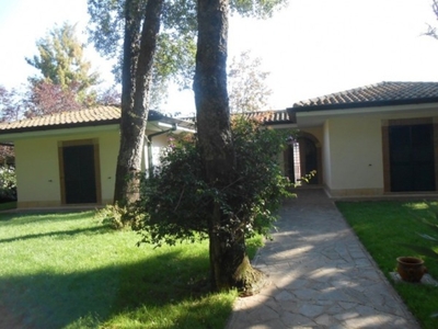 Villa singola in Via dei Lecci, Cisterna di Latina, 10 locali, 3 bagni