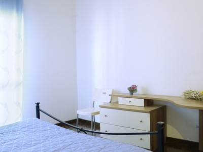 Spazioso appartamento con 2 camere da letto nel quartiere Rho di Milano