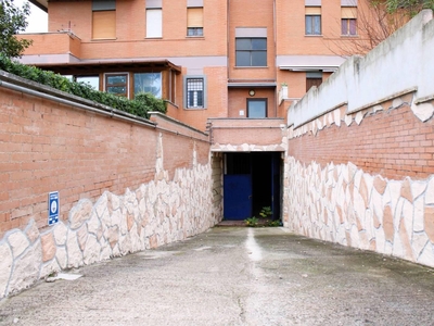 AMPIO LOCALE DEPOSITO AL CENTRO DI LIDO DEI PINI