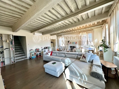 Appartamento in Affitto a Lucca, 1'850€, 180 m², arredato