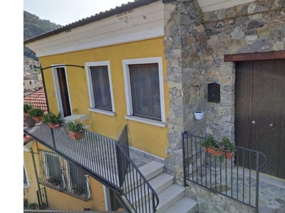 Appartamento in vendita a Sasso di Castalda
