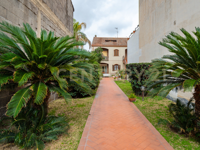 Casa indipendente con giardino in stradale s. giorgio 156, Catania