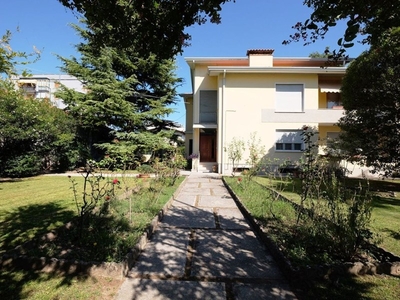 Casa Semi Indipendente in Vendita a Pordenone, zona Roraigrande, 260'000€, 300 m²