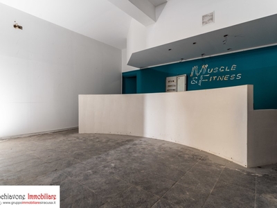 Immobile commerciale in Affitto a Siracusa, zona Teocrito San Giovanni, 1'900€, 400 m²