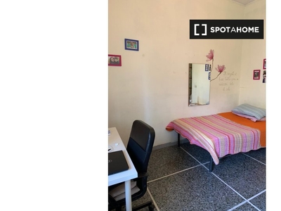 Stanza in affitto in appartamento con 6 camere da letto a Trieste, Roma