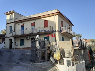Trilocale in Vendita a Messina, zona Nord, 97'000€, 127 m²