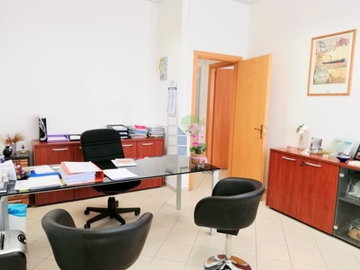 Ufficio in Affitto a Livorno, zona Picchianti, 200€, 15 m²