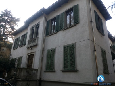 Villa in Vendita a Reggio Emilia, 450'000€, 1568 m²