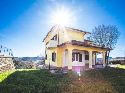 villa indipendente in vendita a Tolfa