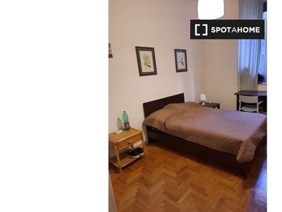 Camera in affitto in appartamento con 4 camere da letto a Trieste, Roma