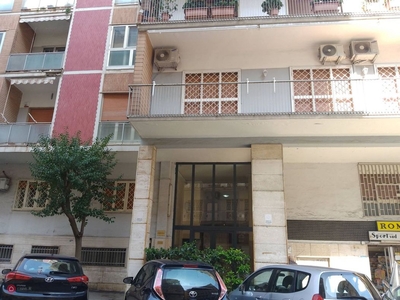 Appartamento in Vendita in Via Guido De Ruggiero a Napoli