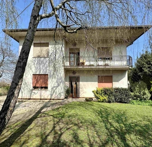 Casa indipendente a Roncade, 7 locali, 2 bagni, 380 m² in vendita