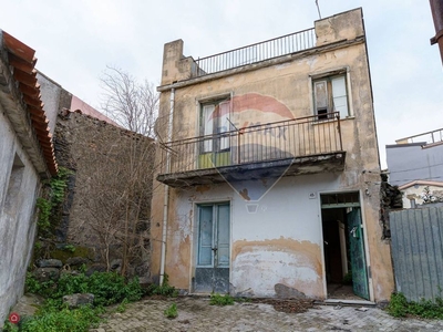 Casa indipendente in Vendita in Via Giuliani 45 a Acireale