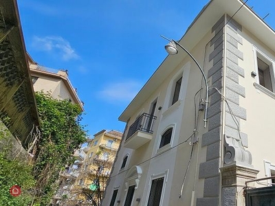 Palazzo in Vendita in Salita Cacciottoli 7 a Napoli