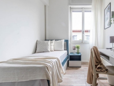 Stanza in affitto in appartamento con 3 camere da letto a Ortica, Milano