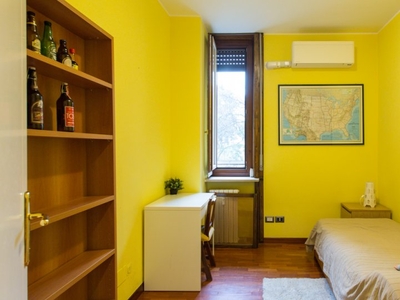 Stanza in affitto in appartamento con 4 camere da letto, Città Studi, Milano