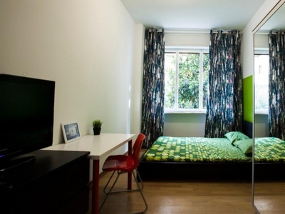 Stanze in affitto in appartamento con 7 camere da letto a Milano