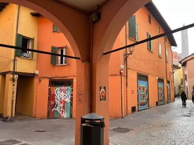 Trilocale via Valdonica 10, Centro Storico, Bologna