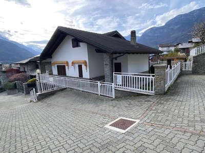 Villa bifamiliare in vendita a Saint-vincent Aosta