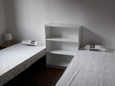 Letto in affitto in appartamento con 4 camere da letto a Bologna