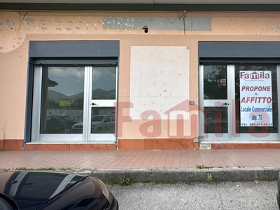 Locale commerciale in affitto a Sperone