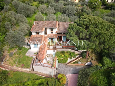 Villa in Via Mantellini in zona San Domenico a Fiesole