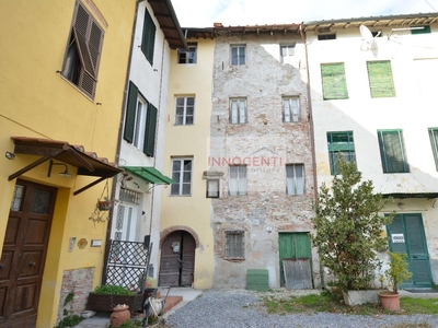 Porzione di casa in vendita a Lucca