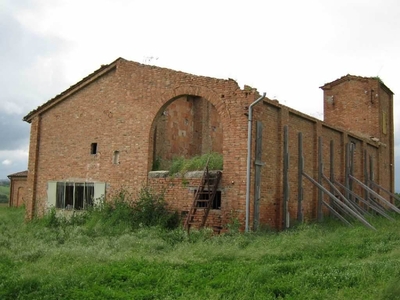 Rustico casale da ristrutturare in zona Taverne Arbia a Siena