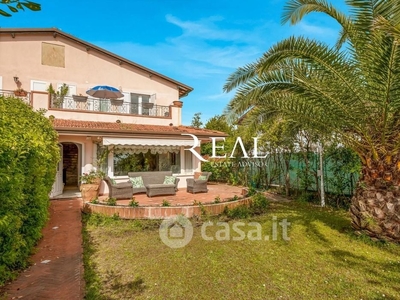 Villa in Affitto in Viale Italico a Forte dei Marmi