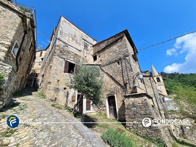 Appartamento con terrazzo a Castelvecchio di Rocca Barbena