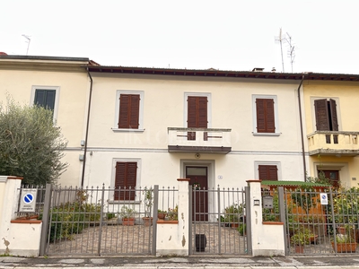 Casa Indipendente a Prato in Via Ciro Menotti
