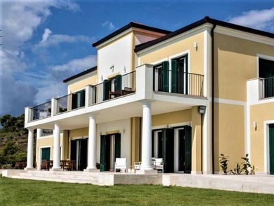 Villa in vendita a Cipressa Imperia
