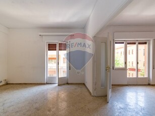 Appartamento in Vendita a Palermo, zona Notarbartolo, 410'000€, 231 m²